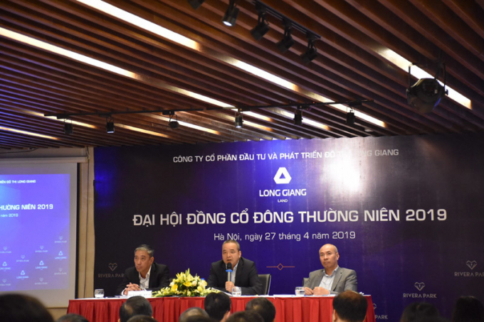 Ông Lê Hà Giang- Chủ tịch HĐQT (giữa) trả lời chất vấn của cổ đông.