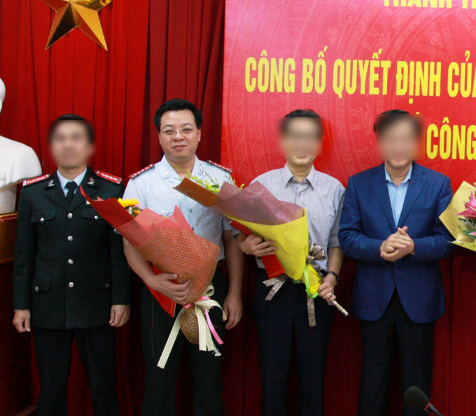 Ông Nguyễn Tuấn Anh (thứ hai từ trái sang) trong ngày nhận quyết định bổ nhiệm Vụ trưởng Vụ Hợp tác Quốc tế. Ảnh: Cổng thông tin điện tử Thanh tra Chính phủ