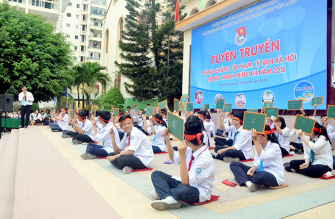 Học sinh Trường TH,THCS&amp;amp;THPT Văn Lang (TP Hạ Long) tham gia cuộc thi “Rung chuông vàng” nhân Ngày Pháp luật Việt Nam 7-11. Ảnh: Bá Trinh (Tỉnh Đoàn)