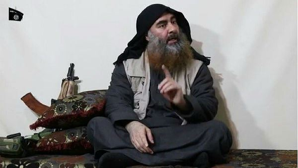 Thủ lĩnh của tổ chức khủng bố Nhà nước Hồi giáo (IS) tự xưng Abu Bakr Al-Baghdadi đã xuất hiện trong một đoạn video tuyên truyền của IS được đăng tải ngày 29/4. Hình ảnh được cắt từ đoạn clip của IS.