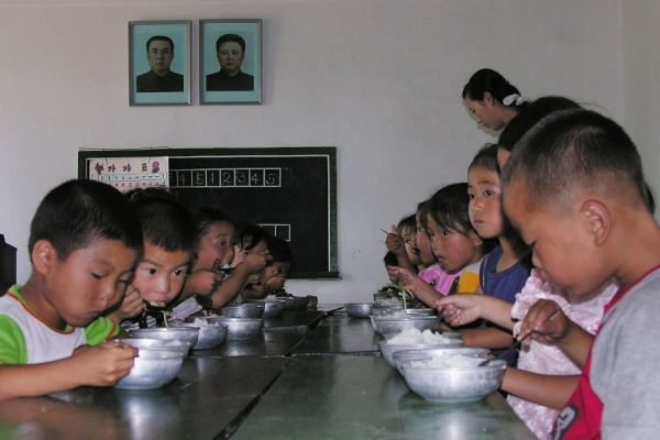 Trẻ em đang ăn trưa tại một trường mẫu giáo công lập ở phía nam Bình Nhưỡng. Ảnh do Chương trình Lương thực Thế giới cung cấp.