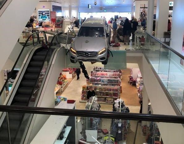 Ngày 30/4, một chiếc ôtô đã lao vào trung tâm mua sắm tại Hamburg, Đức, làm ít nhất 9 người bị .thương. Ảnh: Bild.de.