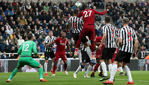 Origi (số 27) đánh đầu ghi bàn quyết định. Đây là bàn thắng thứ 12 của Liverpool được thực hiện bởi cầu thủ vào sân thay người - thống kê cao nhất giải. Ảnh: Reuters.