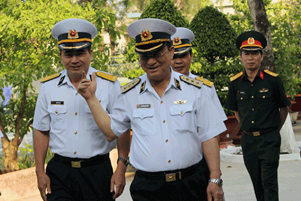 Ông Nguyễn Văn Hiến (áo trắng, bên phải). (Ảnh: baobariavungtau)