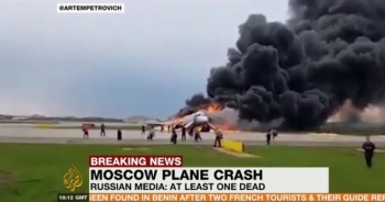 [Clip]: Máy bay chở khách Sukhoi Superjet cháy dữ dội ở Nga