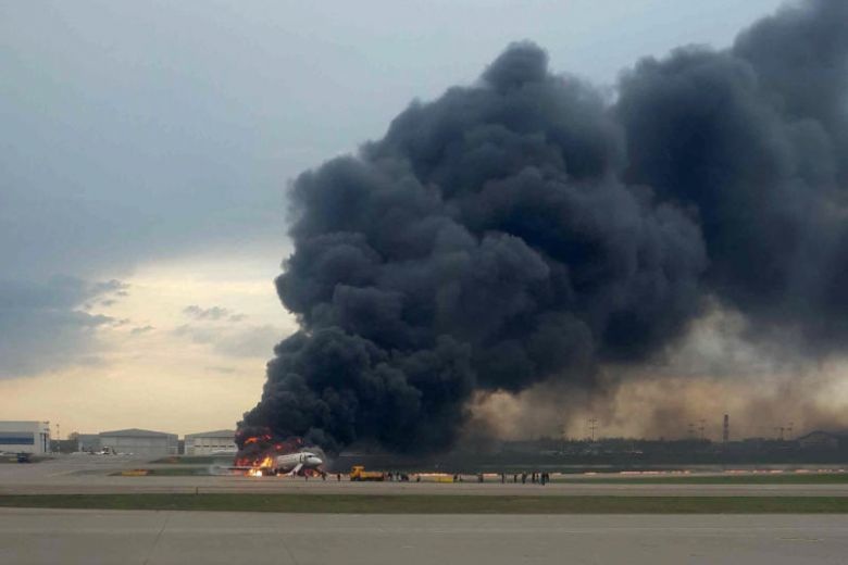 Máy bay chở khách của Nga cháy dữ dội sau khi hạ cánh khẩn cấp, 41 người thiệt mạng - 2
