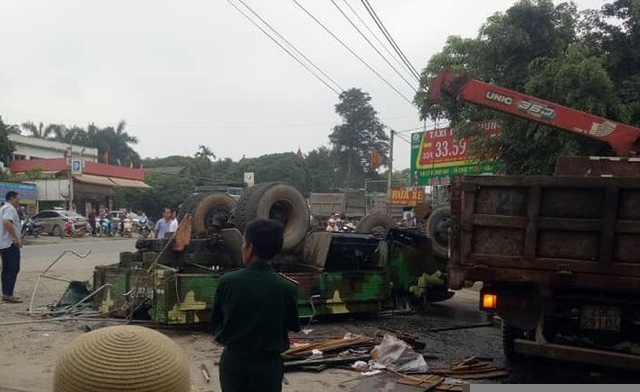 Xe quân sự lật ở Hà Nội, 30 chiến sĩ bị thương