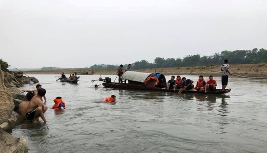 Lực lượng cứu hộ và người dân địa phương nỗ lực tìm kiếm thi thể 4 em học sinh đuối nước.