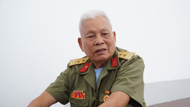 Ông Nguyễn Kim Sao kể cho phóng viên Dân trí về trận đánh quân nhảy dù của Pháp trong chiến dịch Điện Biên Phủ. (Ảnh: Nguyễn Dương).