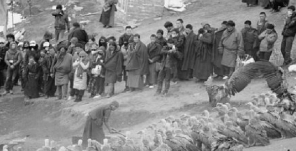 Rùng rợn với nghi lễ an táng người chết ở Tây Tạng