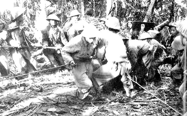 Bộ đội kéo pháo vào Điện Biên Phủ (ảnh tư liệu).