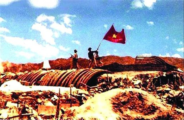 Lá cờ quyết chiến quyết thắng tung bay trên nóc hầm Đờ Cát. Thắng lợi của chiến dịch Điện Biên Phủ đã đặt dấu chấm hết cho ách đô hộ gần 1 thế kỷ của thực dân Pháp ở Việt Nam (ảnh tư liệu).