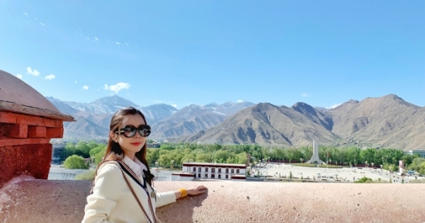 Hoa hậu Du lịch Thế giới Huỳnh Vy tập yoga giữa đất trời Tây Tạng