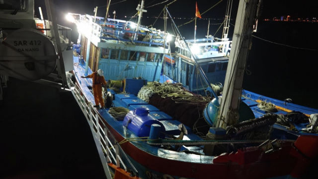 Cứu 16 thuyền viên gặp nạn trên biển gần Hoàng Sa