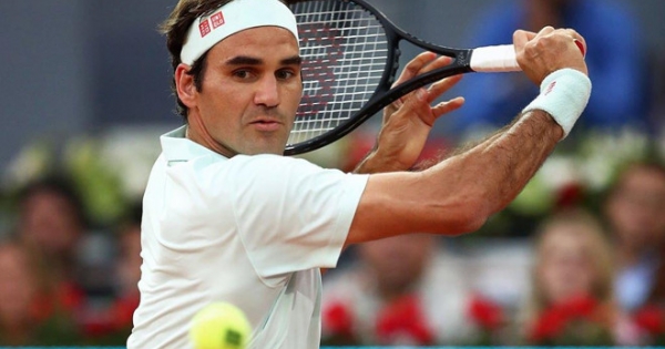 Roger Federer thắng trận đầu tiên trên sân đất nện sau 3 năm