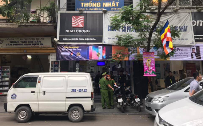 Lực lượng Công an tiến hành khám xét cửa hàng Nhật Cường Mobile tại số 33 Lý Quốc Sư, Hà Nội.
