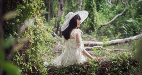 Hoa hậu Hằng Nguyễn tạo dáng "độc đáo" trong rừng tràm cổ