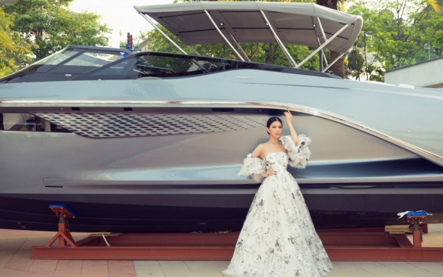 Hoa hậu Loan Vương thả dáng bên du thuyền triệu đô ở Singapore