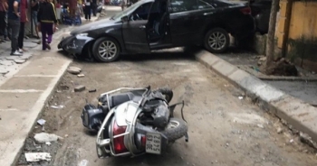 Clip: Nữ tài xế lùi xe Camry cán chết người đi xe máy ở Khương Trung, Hà Nội