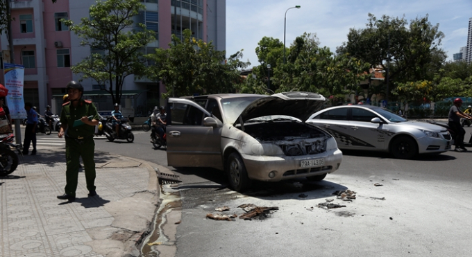 Chiếc xe ô tô bị cháy phần đầu.