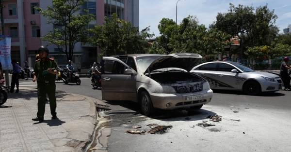 Lực lượng CSGT hỗ trợ dập lửa chiếc xe ô tô bốc cháy