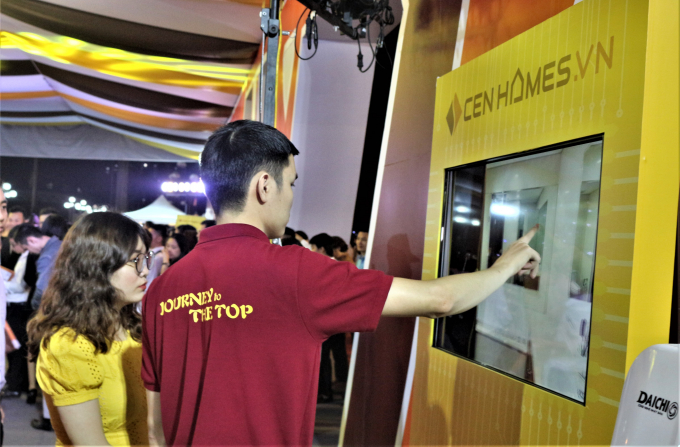Nhiều khách thăm quan đã tham gia trải nghiệm dịch vụ với những công nghệ mới tiên tiến.