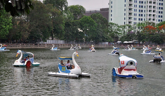 Địa ốc 7AM: Hà Nội lấy đất công viên Thủ Lệ làm bãi xe, dân phản đối “xén” công viên Cầu Giấy