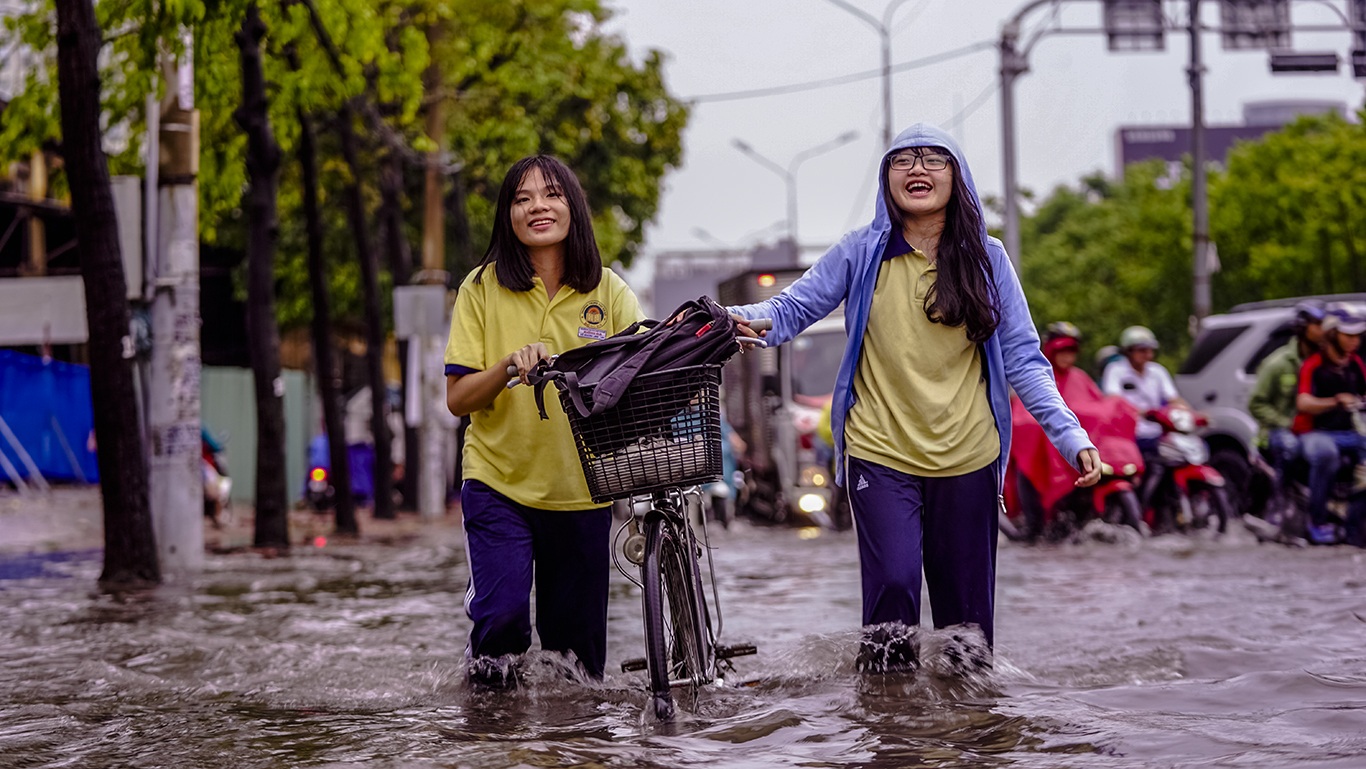 Dân Sài Gòn bì bõm lội nước về nhà, sau cơn mưa đầu mùa - 2