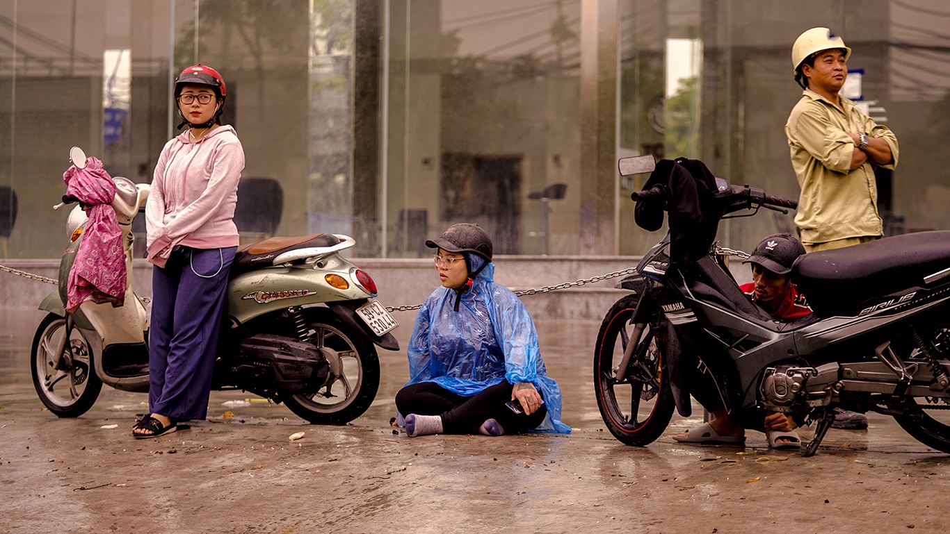 Dân Sài Gòn bì bõm lội nước về nhà, sau cơn mưa đầu mùa - 3
