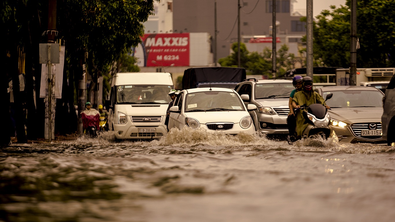 Dân Sài Gòn bì bõm lội nước về nhà, sau cơn mưa đầu mùa - 4