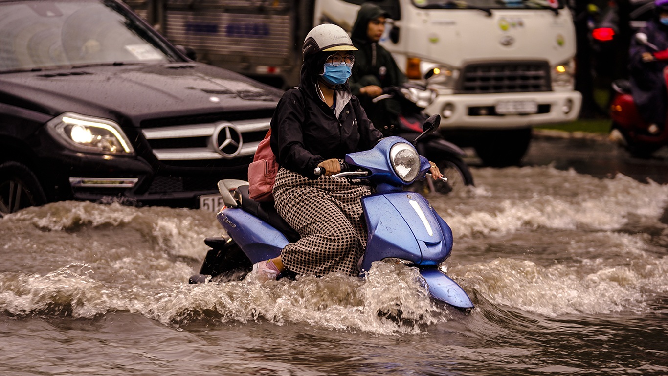 Dân Sài Gòn bì bõm lội nước về nhà, sau cơn mưa đầu mùa - 5