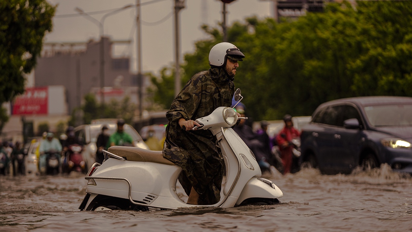 Dân Sài Gòn bì bõm lội nước về nhà, sau cơn mưa đầu mùa - 6