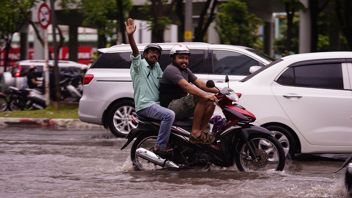 Dân Sài Gòn bì bõm lội nước về nhà, sau cơn mưa đầu mùa - 7