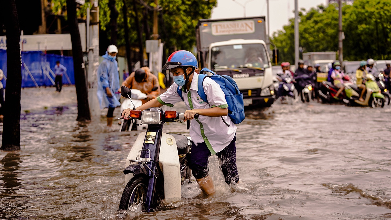 Dân Sài Gòn bì bõm lội nước về nhà, sau cơn mưa đầu mùa - 8