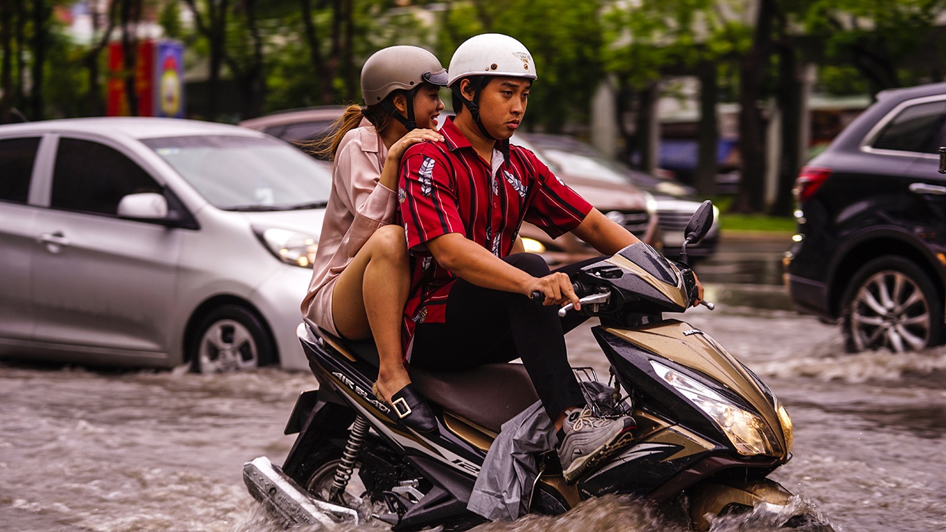 Dân Sài Gòn bì bõm lội nước về nhà, sau cơn mưa đầu mùa - 9