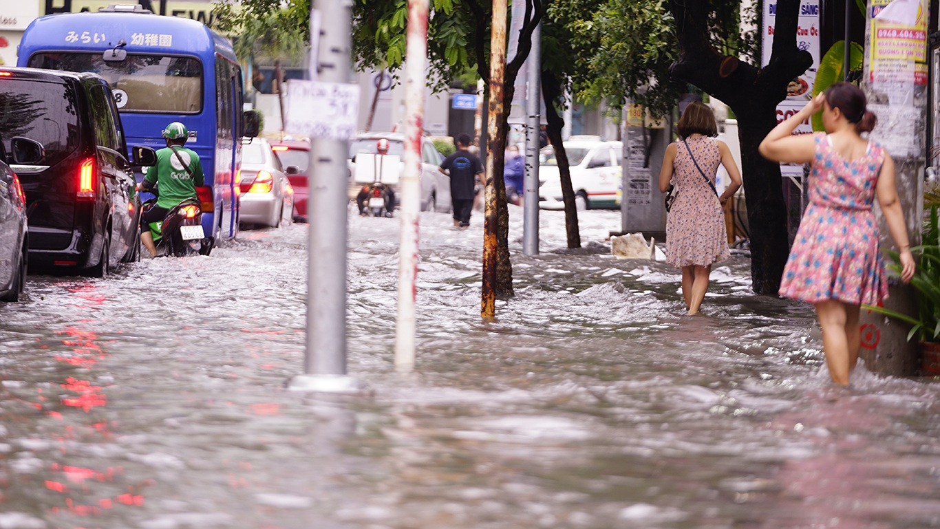 Dân Sài Gòn bì bõm lội nước về nhà, sau cơn mưa đầu mùa - 13