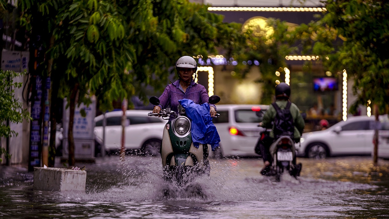 Dân Sài Gòn bì bõm lội nước về nhà, sau cơn mưa đầu mùa - 14