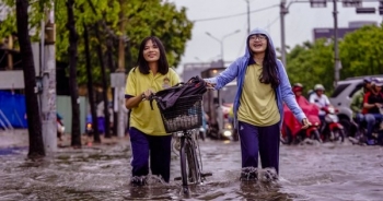 Dân Sài Gòn bì bõm lội nước về nhà, sau cơn mưa đầu mùa