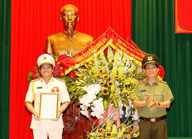 Trung tướng Nguyễn Văn Sơn, Thứ trưởng Bộ Công an (phải) trao Quyết định của Bộ trưởng Bộ Công an cho Đại tá Phạm Văn Sơn.