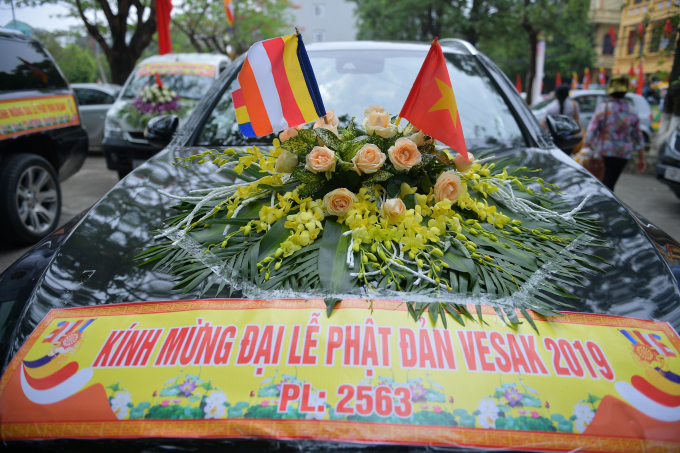 Những xe hoa tham gia lễ rước Phật được trang hoàng rực rỡ và uy nghi.