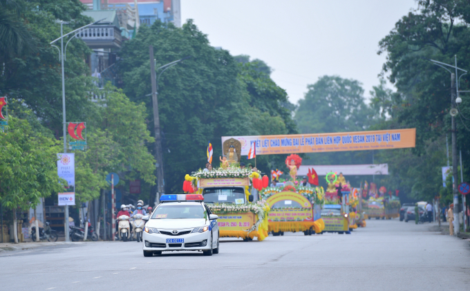 Đoàn xe diễu hành qua các tuyến phố ở Phủ Lý, Hà Nam.