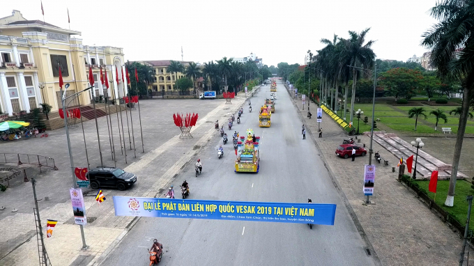 Đoàn rước đi qua quảng trường trung tâm TP Phủ Lý - Hà Nam.