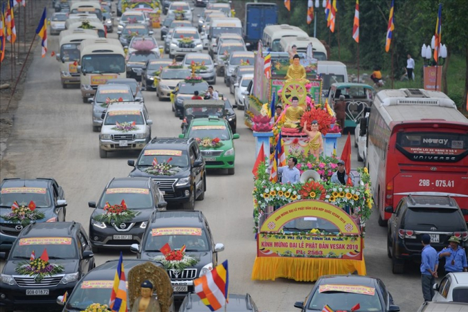 Đoàn rước với sự tham gia của hàng trăm xe ô tô và hàng nghìn phật tử đến từ khắp các tỉnh thành trong cả nước.