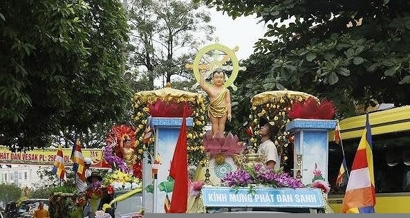 400 xe hoa diễu hành và lễ tắm Phật lớn nhất Hà Nam chào mừng Vesak 2019