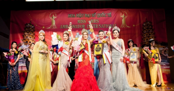 Vượt qua nhiều thí sinh “nặng kí”, Nguyễn Thị Huệ đăng quang Hoa hậu Đại sứ Quốc tế