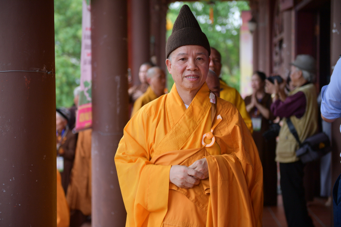 Thượng tọa Thích Thanh Quyết, Phó Chủ tịch Hội đồng trị sự Trung ương Giáo hội Phật giáo Việt Nam, Trưởng Ban Trị sự Phật giáo Hà Nam cùng các tăng ni thực hiện nghi thức tắm Phật.