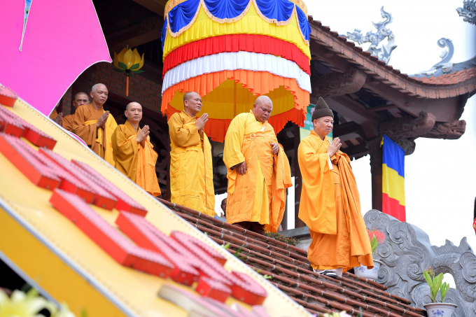 Sau nghi thức tắm Phật, Ban Trị sự Phật giáo tỉnh Hà Nam đã tổ chức hơn 400 xe hoa rước tượng Phật từ chùa Bầu đến chùa Tam Chúc.