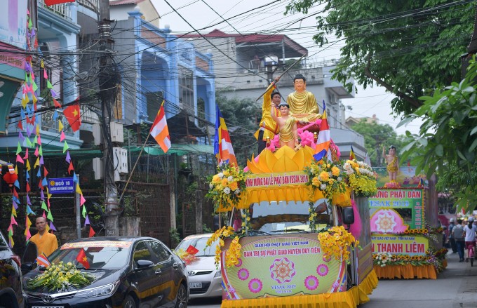 Các xe tham gia đoàn rước được kết bằng hàng vạn bông hoa tươi, hoa lụa đẹp mắt do các đạo tràng của các chùa thực hiện.
