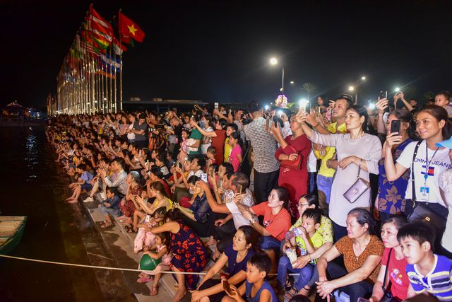 Hàng nghìn người dân đã đổ về chùa Tam Chúc để xem buổi biểu diễn văn nghệ và màn bắn pháo hoa chào mừng Đại lễ Phật đản Liên hợp quốc 2019. (Ảnh: Dân trí)