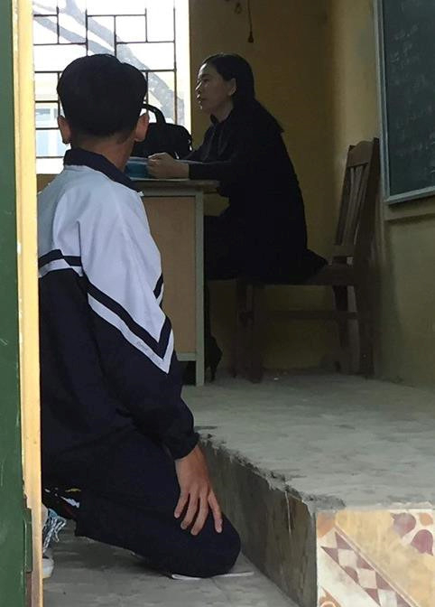 Hình ảnh học sinh bị cô giáo bắt quỳ lan truyền trên mạng xã hội.